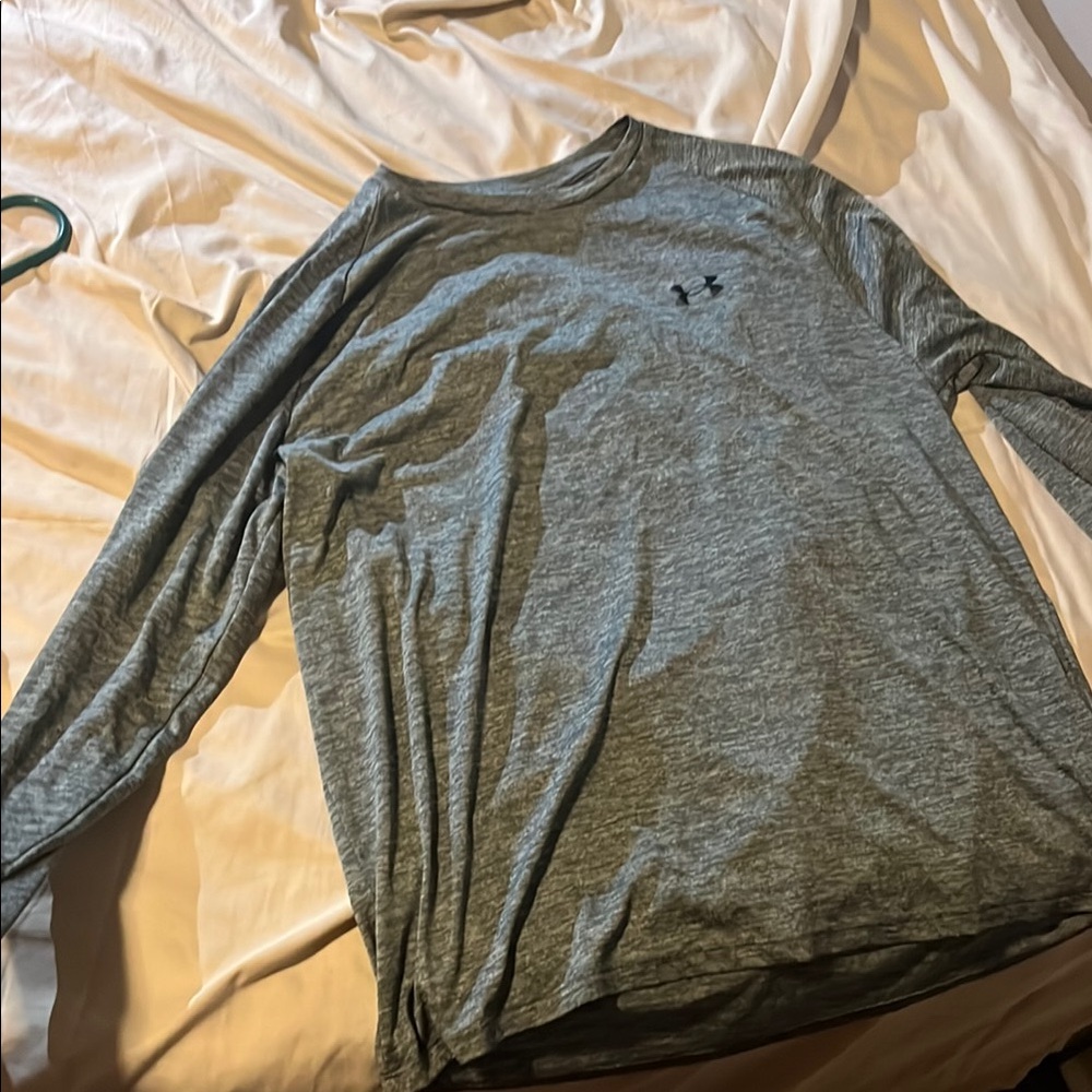 Gray Long Sleeve Tee with Crew Neck and Soft Fabric